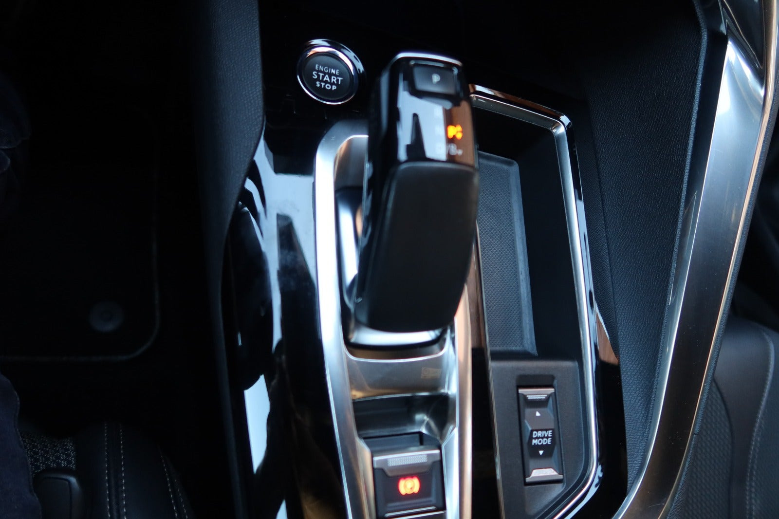 Grå Peugeot 3008 fra 2022