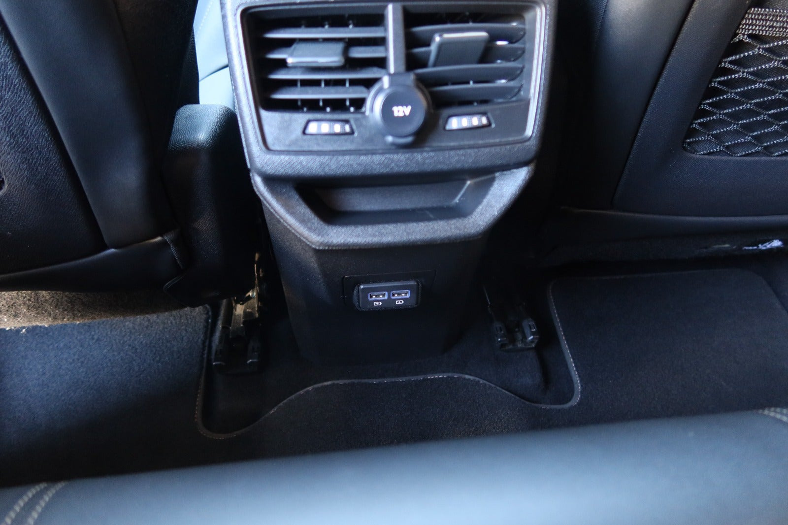 Grå Peugeot 3008 fra 2022