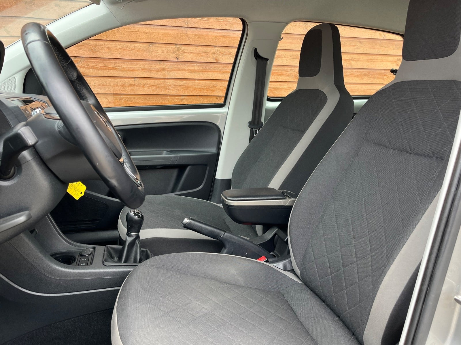 Grå VW Up! Cross fra 2018
