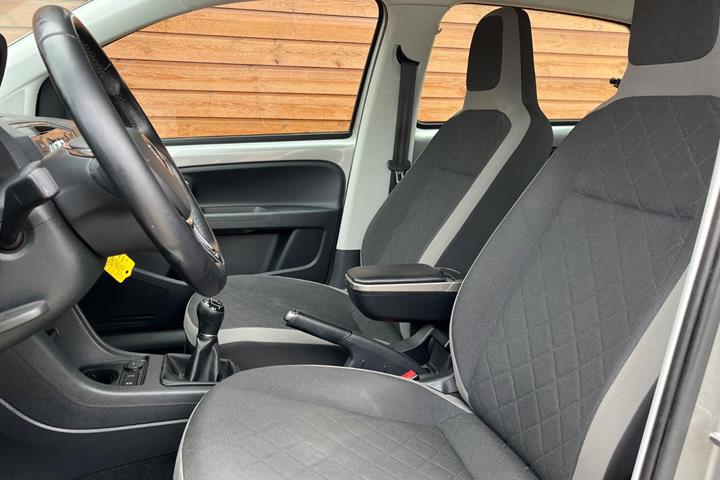 Grå VW Up! Cross fra 2018