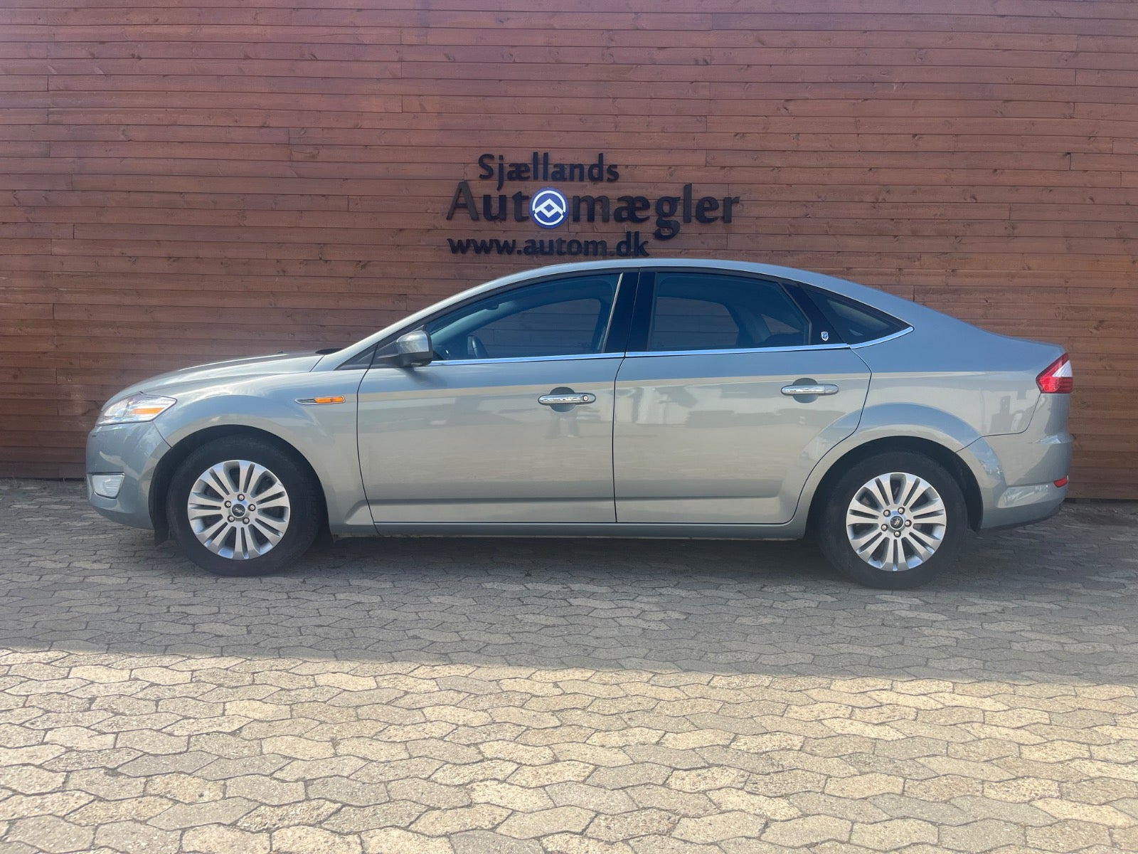 Blå Ford Mondeo fra 2007