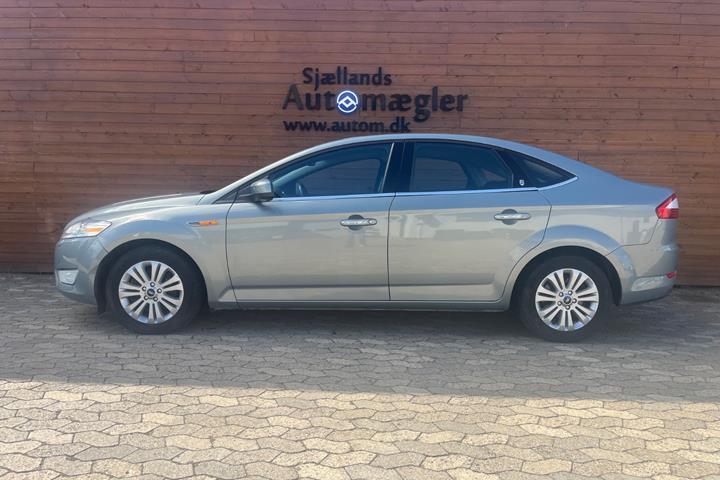 Blå Ford Mondeo fra 2007