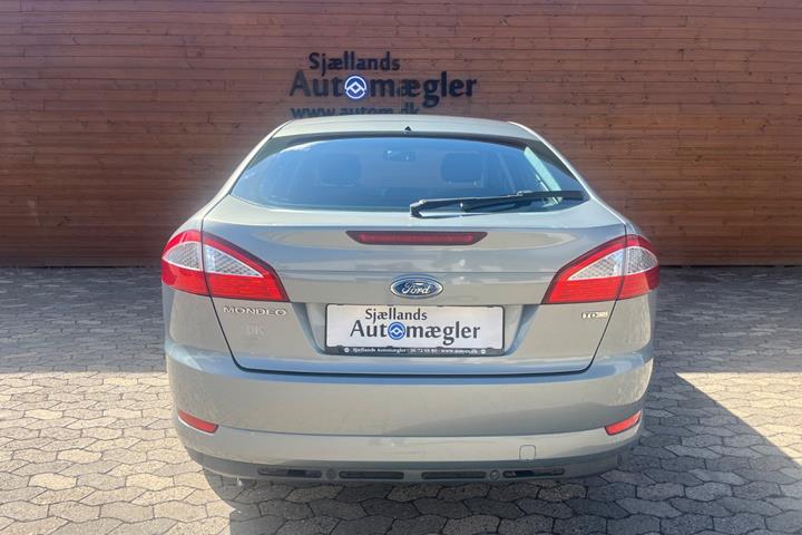 Blå Ford Mondeo fra 2007
