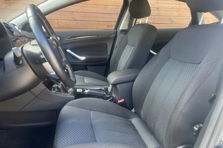 Blå Ford Mondeo fra 2007