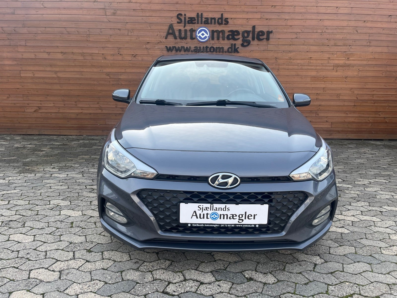 Blå Hyundai i20 fra 2019