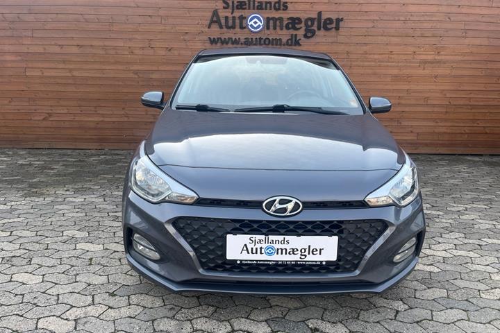 Blå Hyundai i20 fra 2019