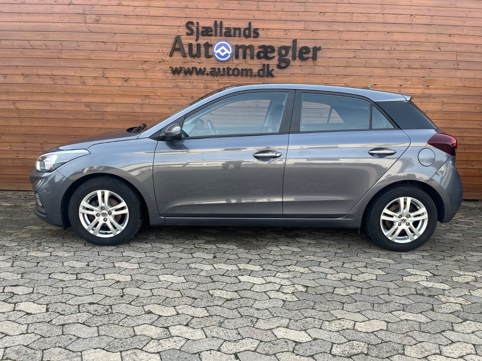 Blå Hyundai i20 fra 2019
