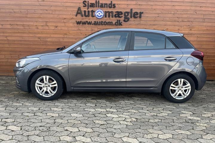 Blå Hyundai i20 fra 2019