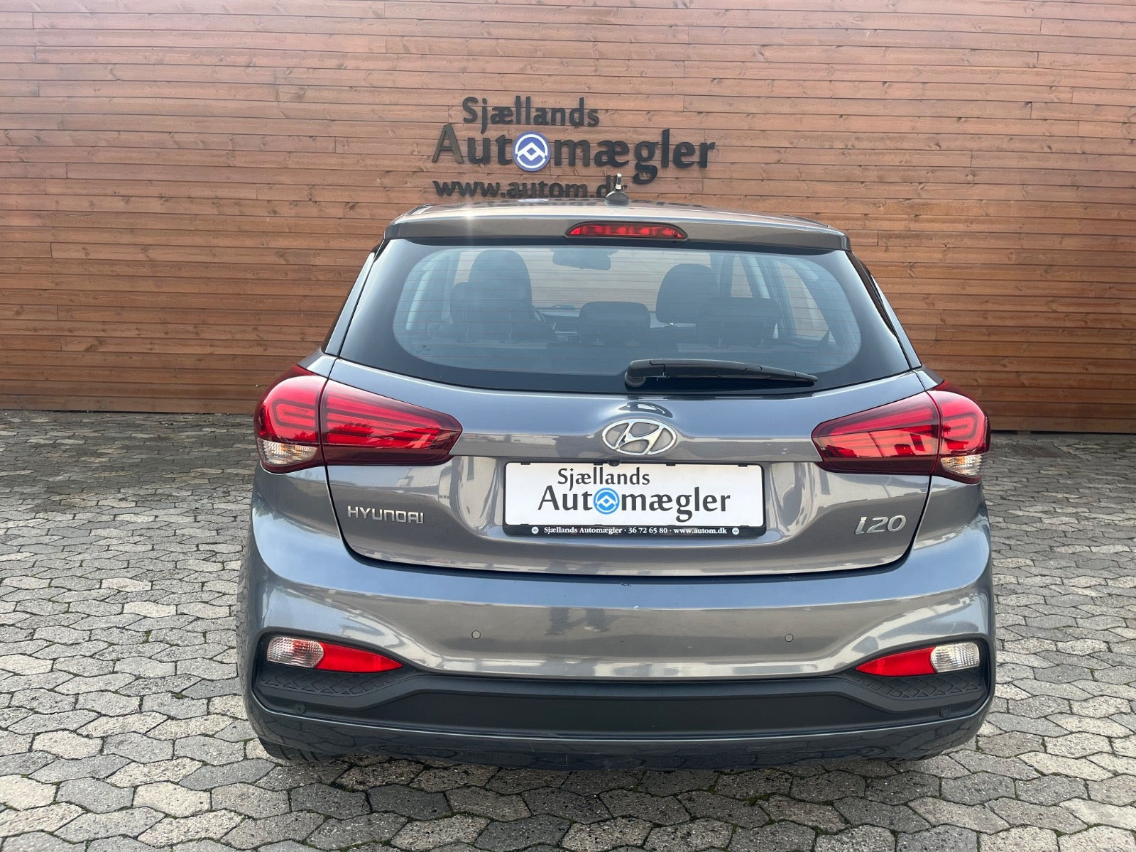 Blå Hyundai i20 fra 2019