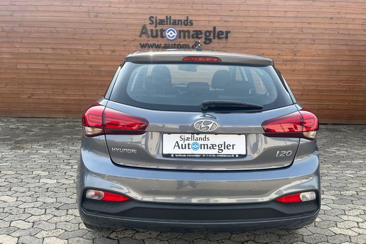 Blå Hyundai i20 fra 2019