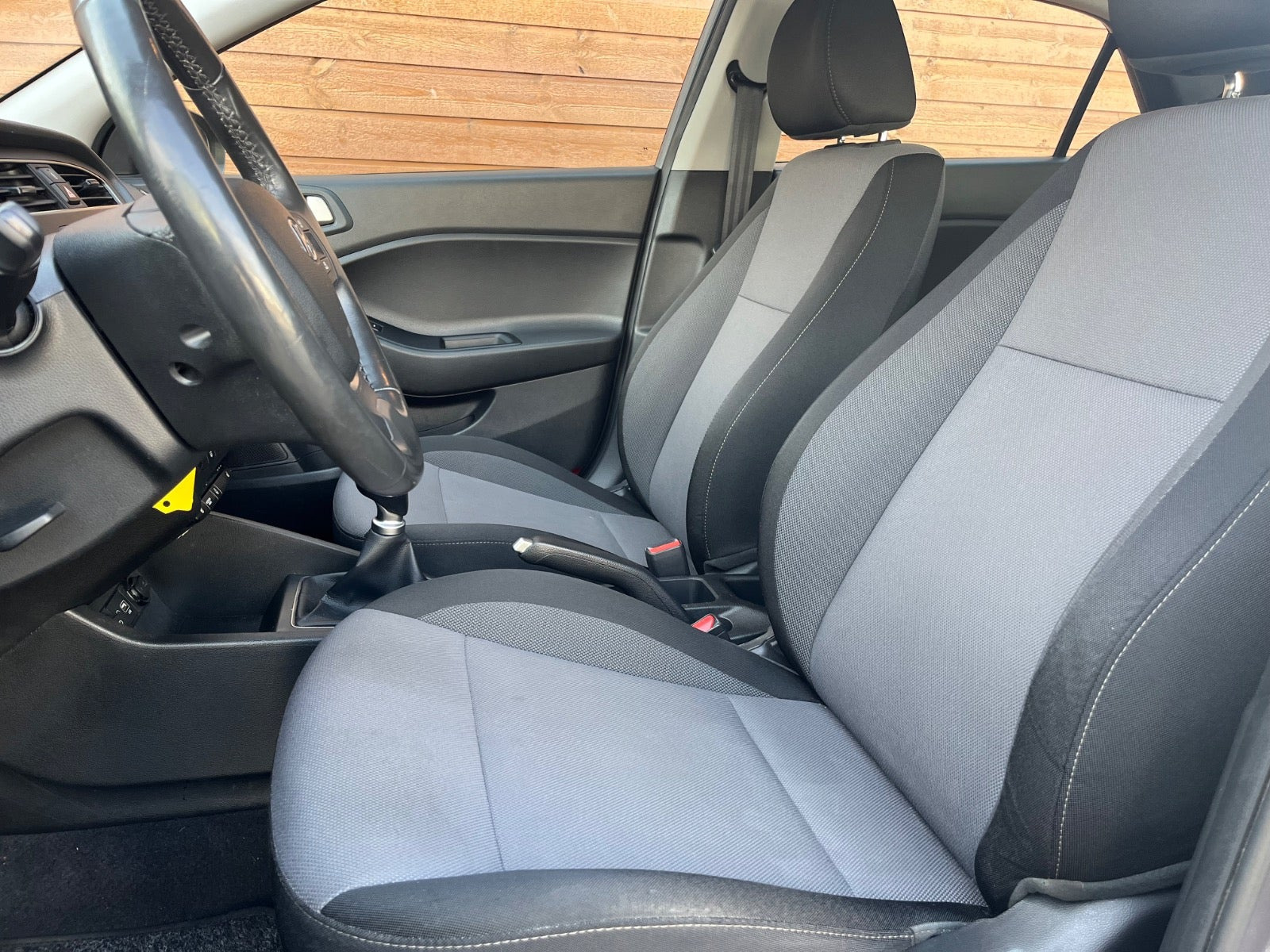 Blå Hyundai i20 fra 2019