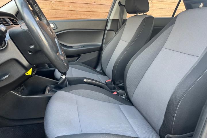 Blå Hyundai i20 fra 2019