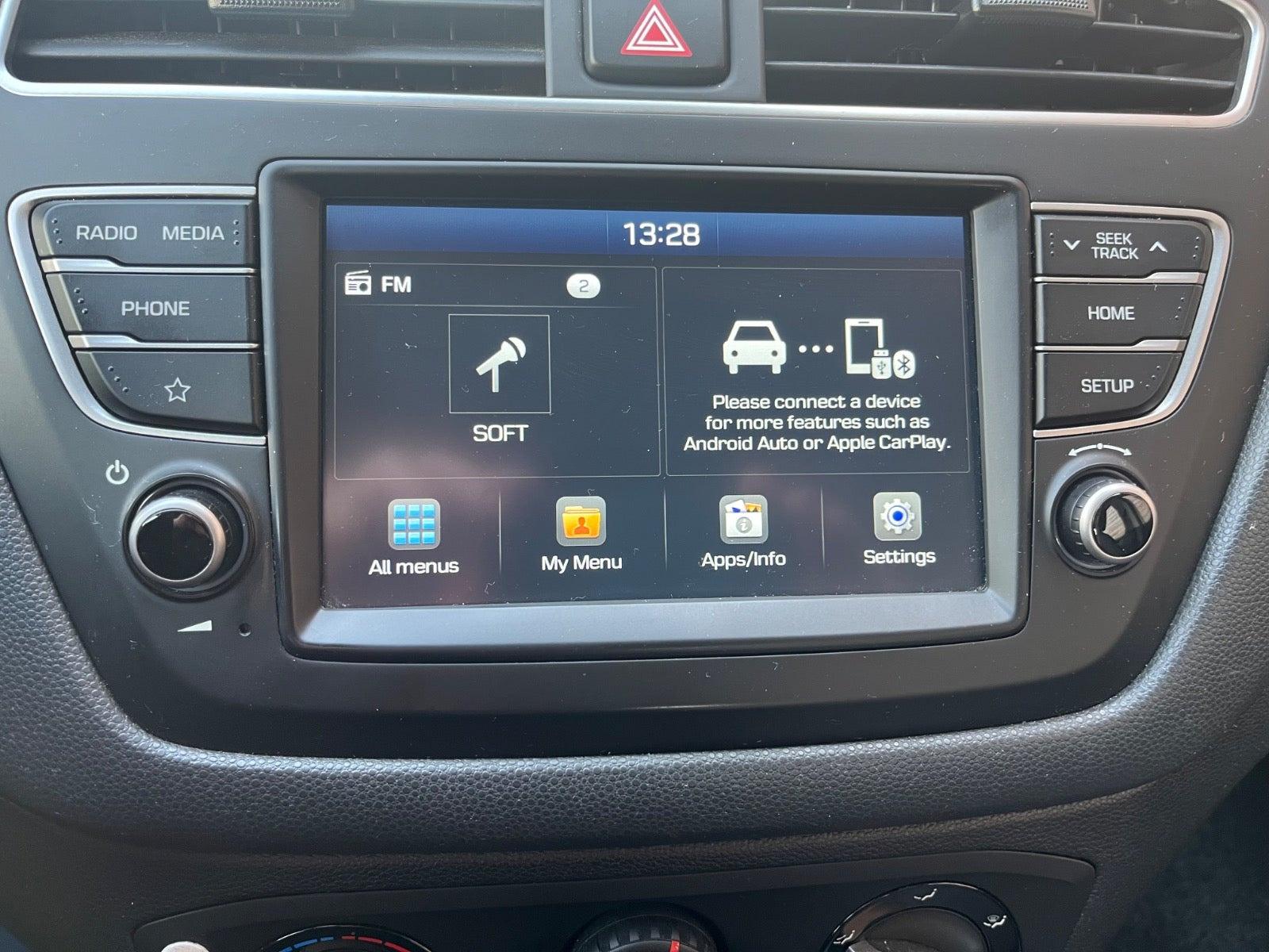 Blå Hyundai i20 fra 2019