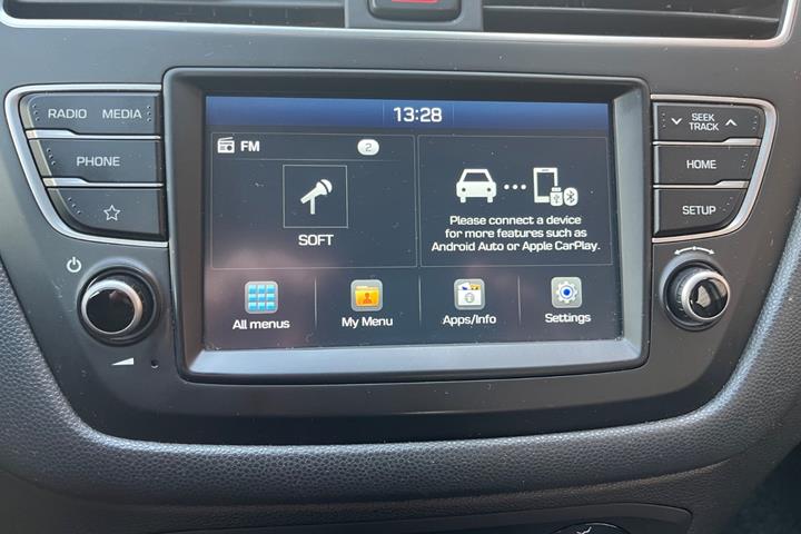 Blå Hyundai i20 fra 2019