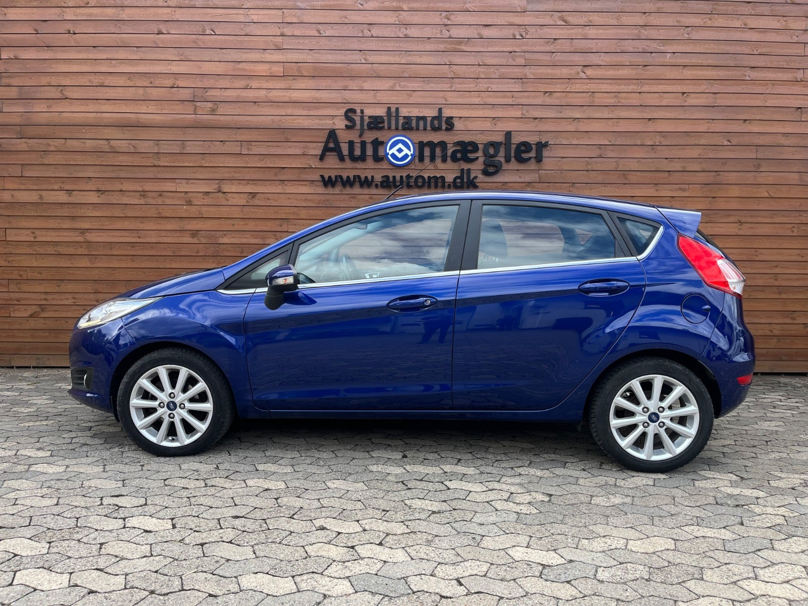 Blå Ford Fiesta fra 2017