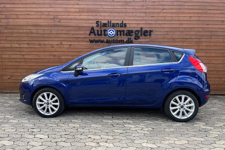 Blå Ford Fiesta fra 2017