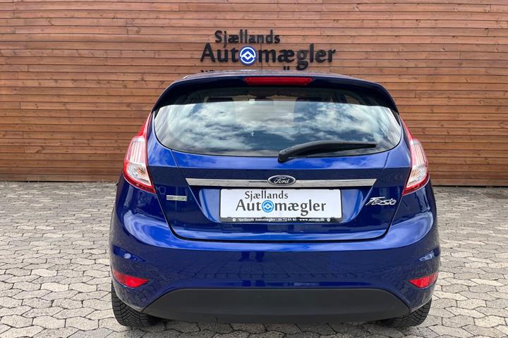 Blå Ford Fiesta fra 2017