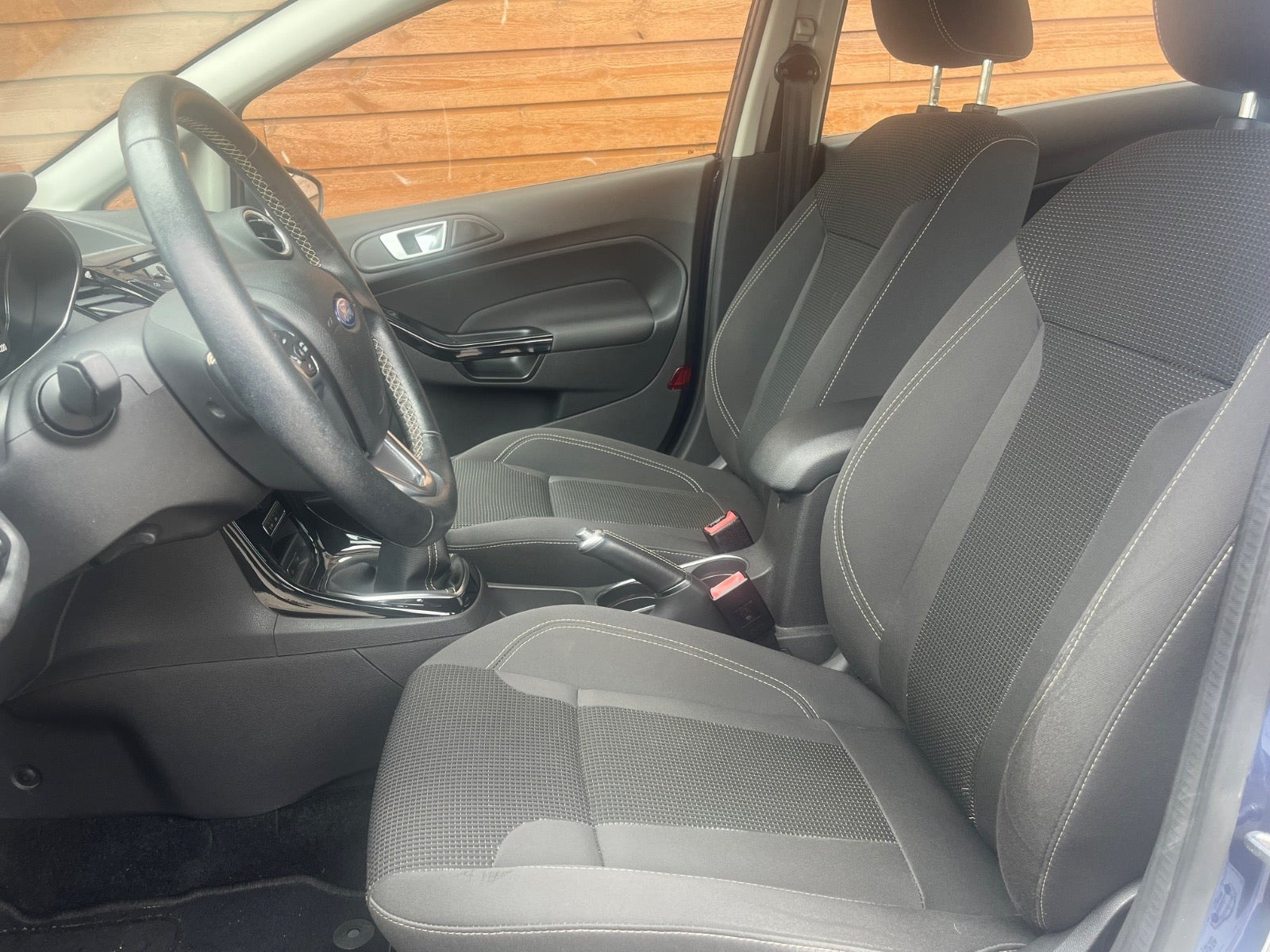 Blå Ford Fiesta fra 2017