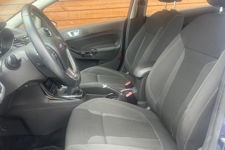 Blå Ford Fiesta fra 2017