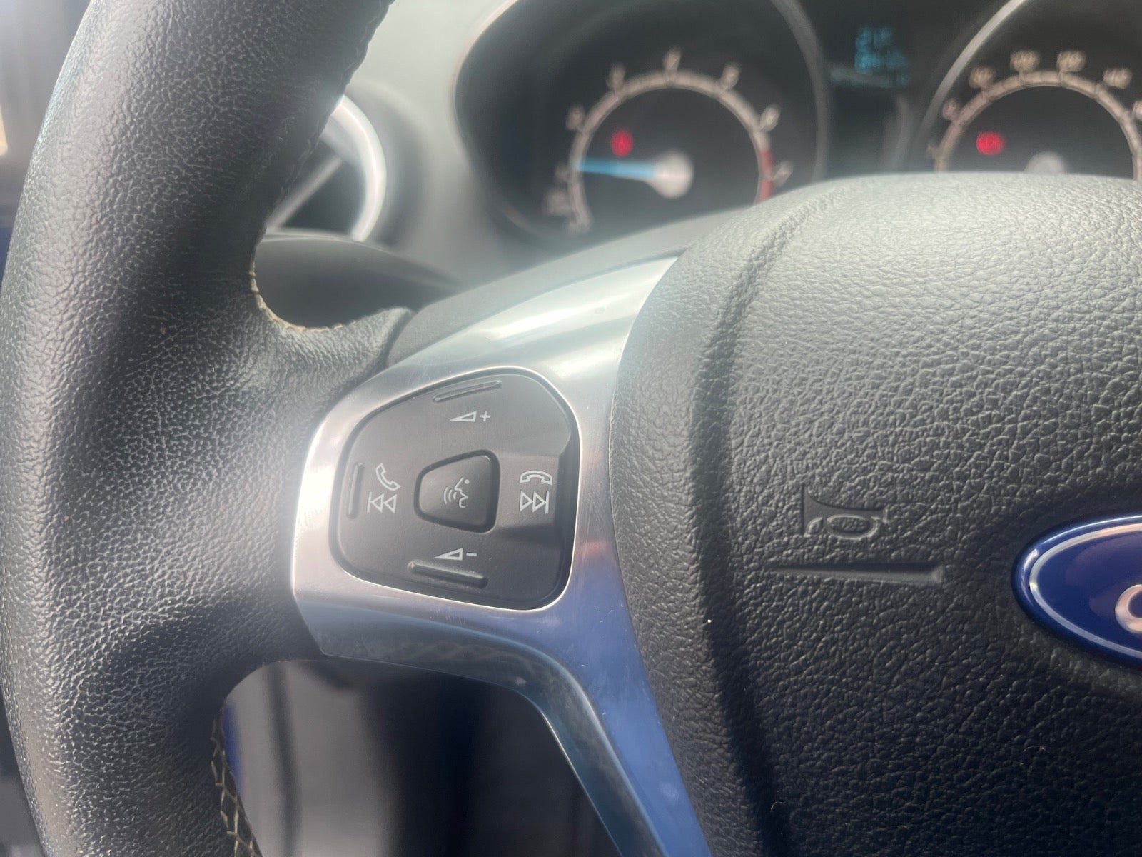 Blå Ford Fiesta fra 2017