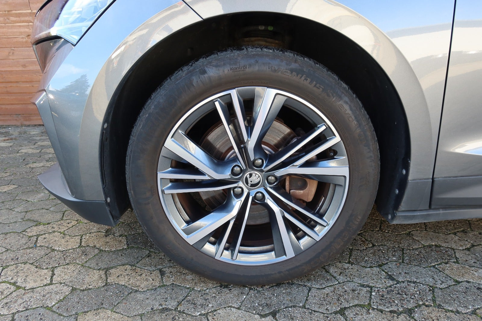Grå Skoda Enyaq fra 2023