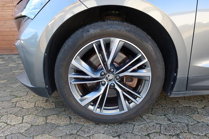 Grå Skoda Enyaq fra 2023
