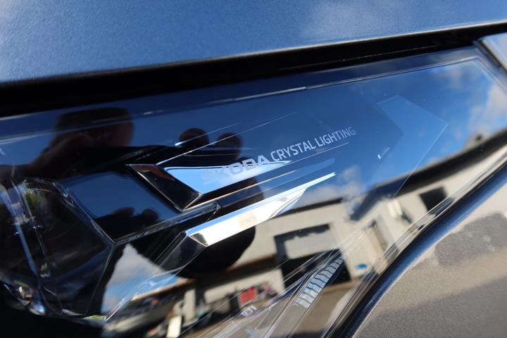 Grå Skoda Enyaq fra 2023