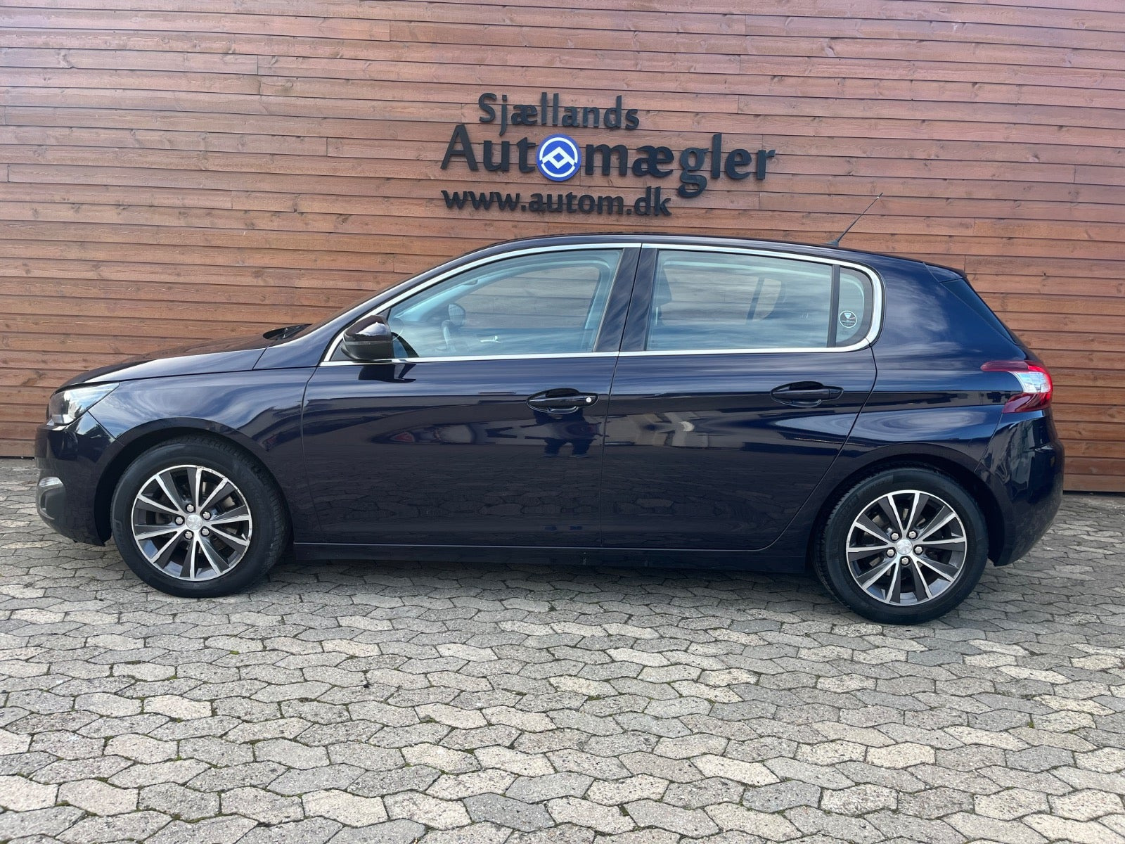Blå Peugeot 308 fra 2014