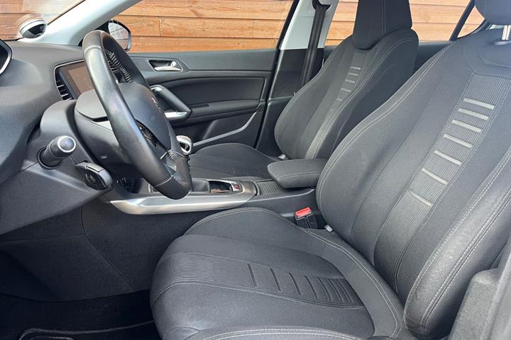 Blå Peugeot 308 fra 2014