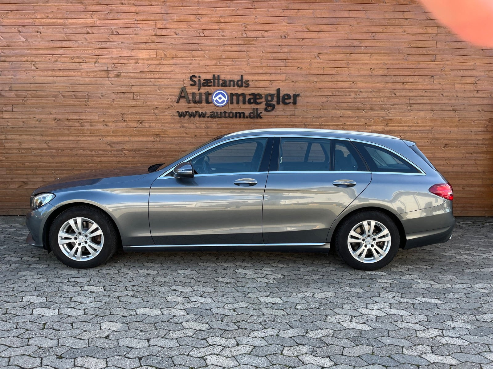 Grå Mercedes C200 fra 2017