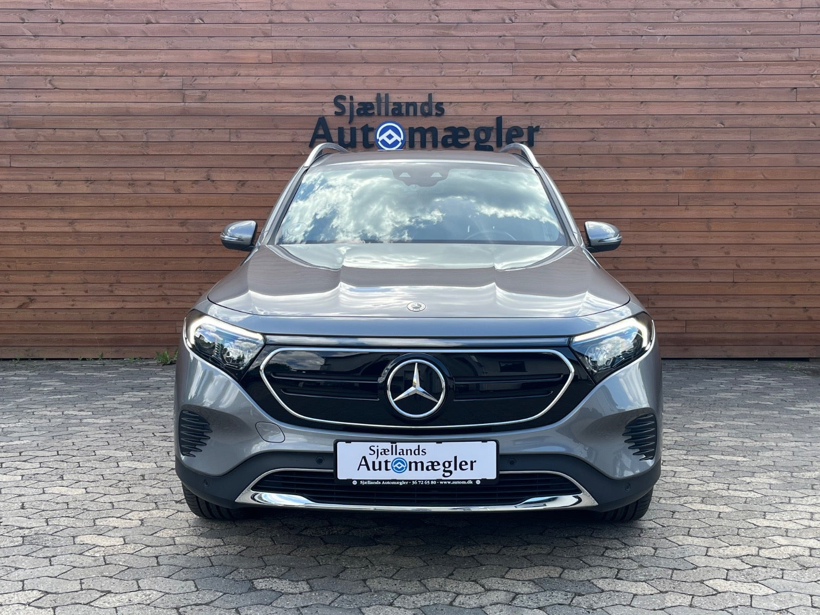 Grå Mercedes EQB300 fra 2023