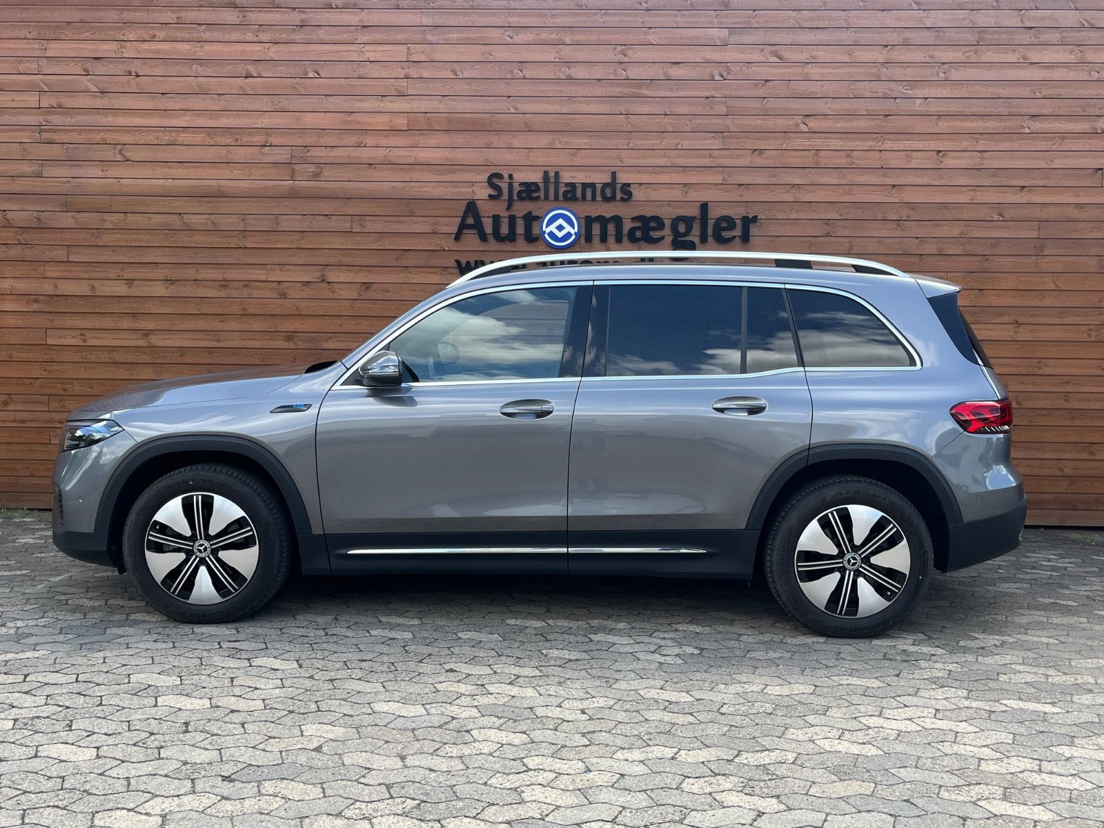 Grå Mercedes EQB300 fra 2023