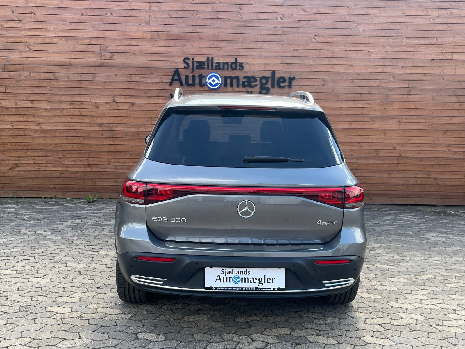 Grå Mercedes EQB300 fra 2023