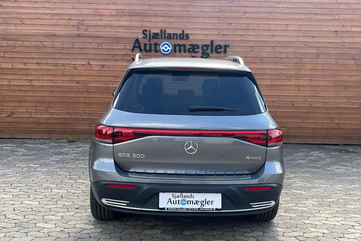 Grå Mercedes EQB300 fra 2023