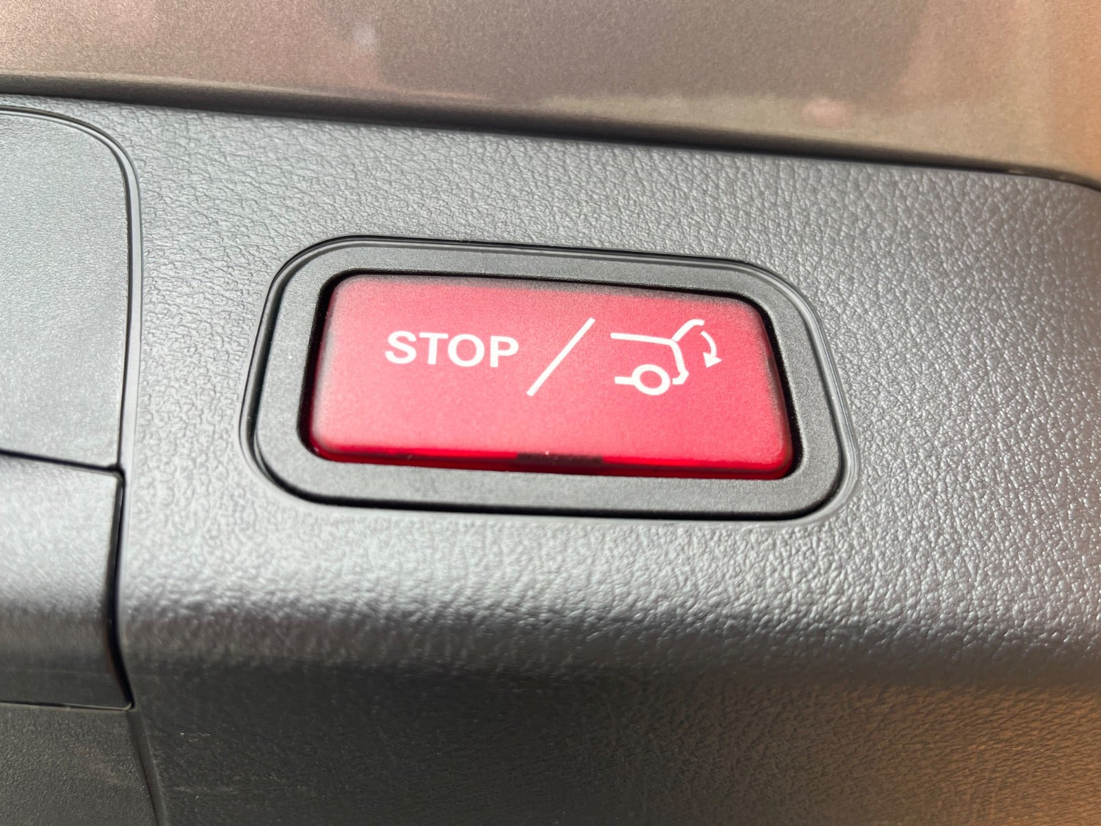Grå Mercedes EQB300 fra 2023