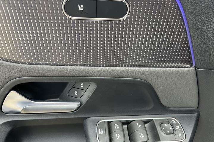 Grå Mercedes EQB300 fra 2023