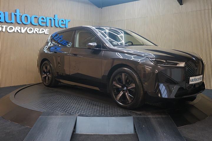 Grå BMW iX fra 2024 set udefra