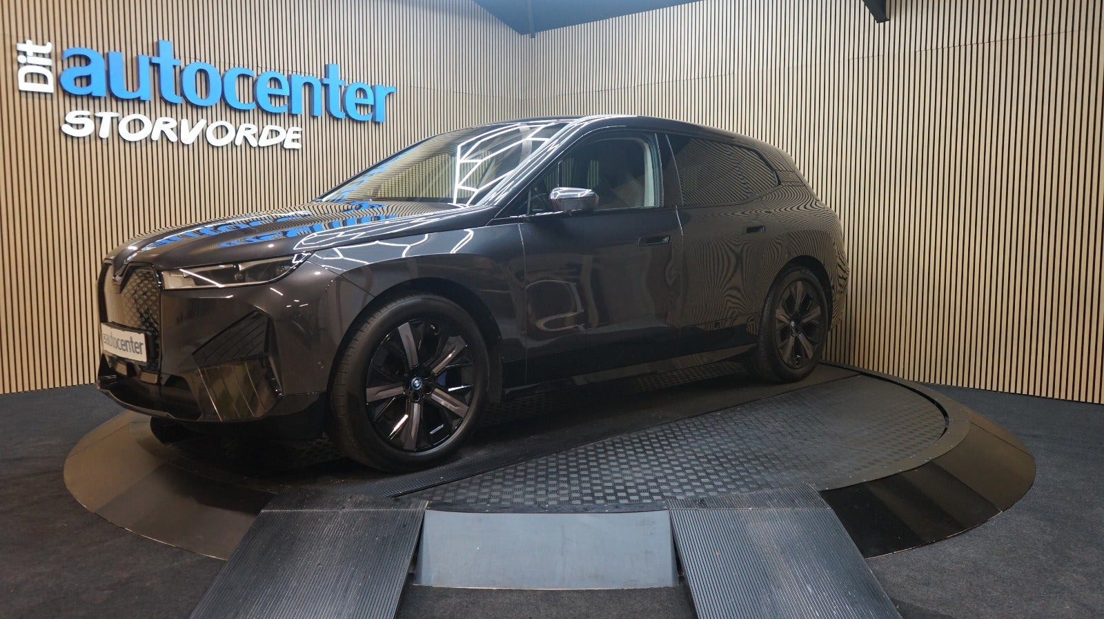 Grå BMW iX fra 2024