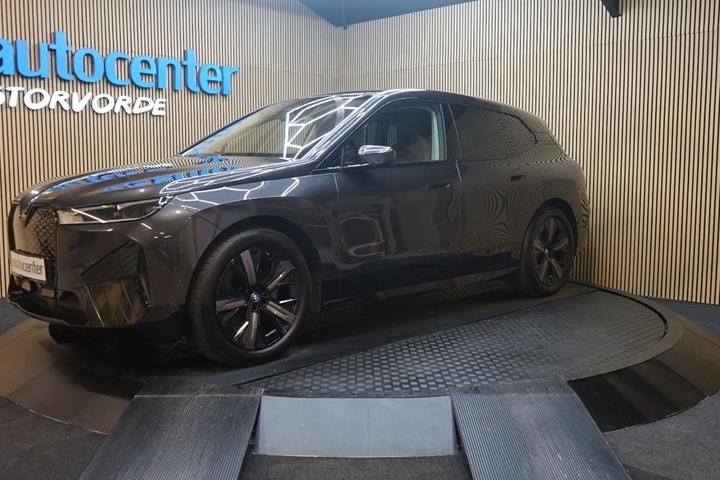 Grå BMW iX fra 2024