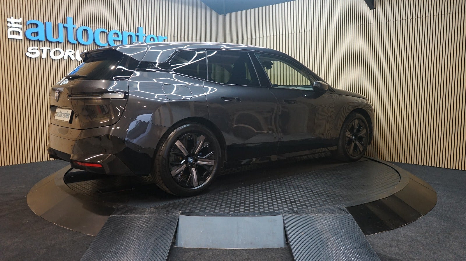 Grå BMW iX fra 2024