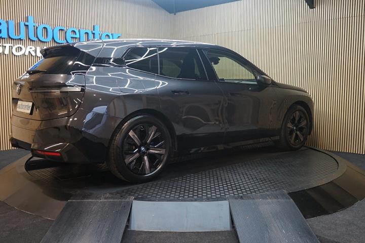 Grå BMW iX fra 2024