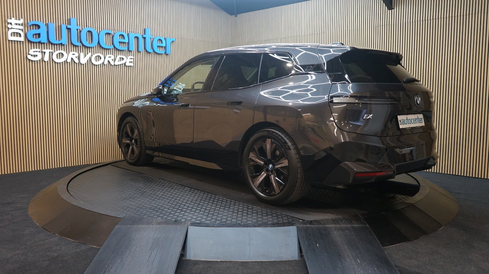 Grå BMW iX fra 2024
