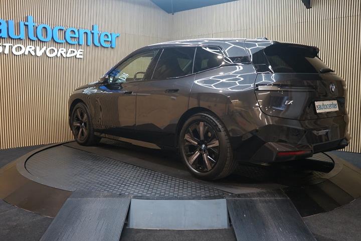 Grå BMW iX fra 2024