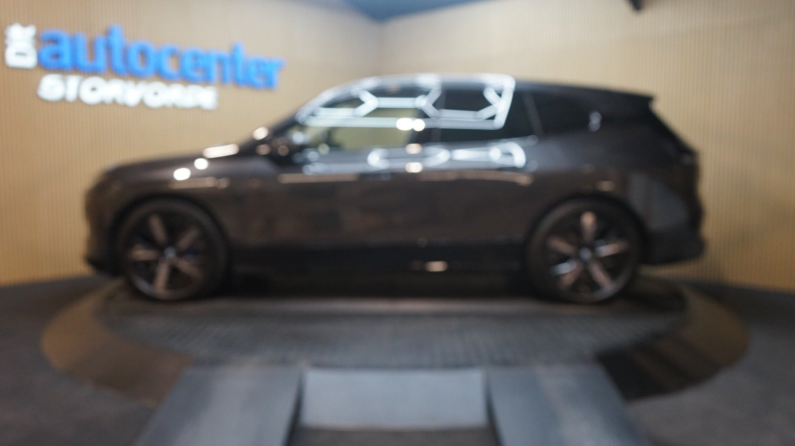 Grå BMW iX fra 2024