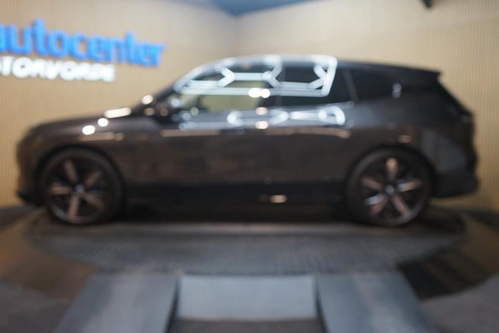 Grå BMW iX fra 2024