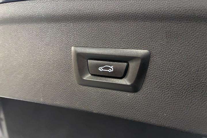 Grå BMW iX fra 2024