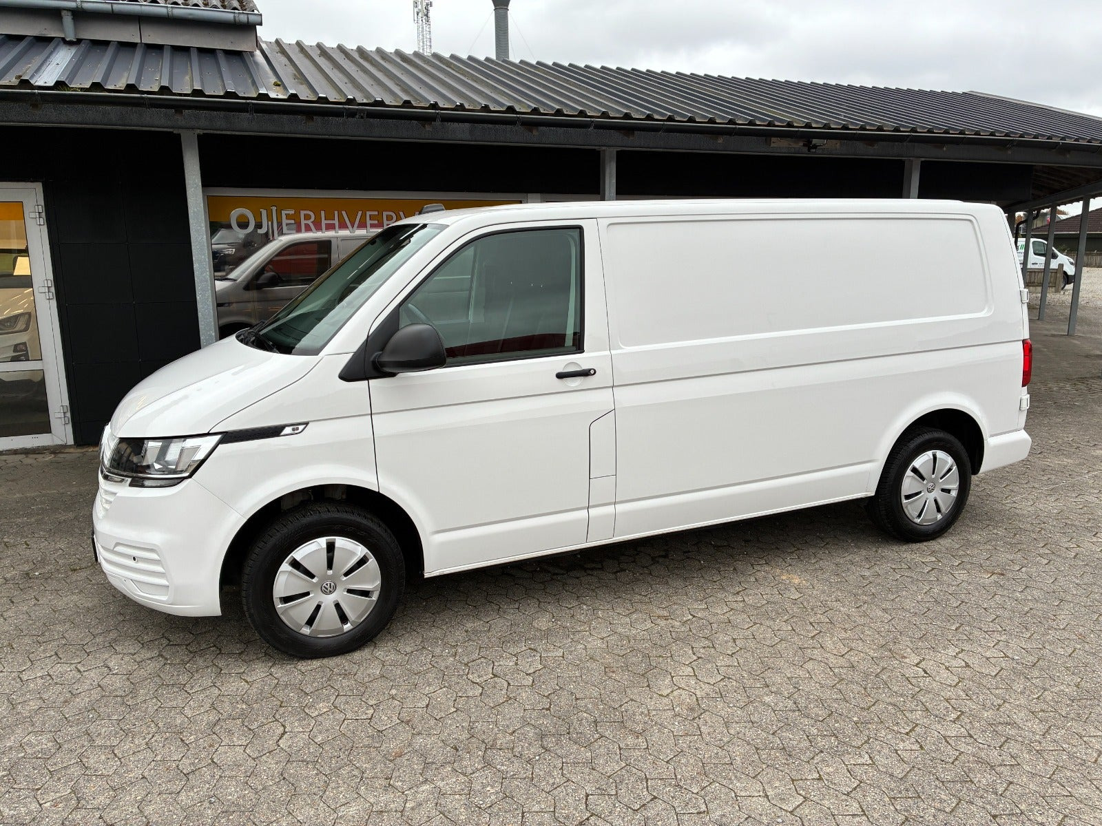 Hvid VW Transporter fra 2023