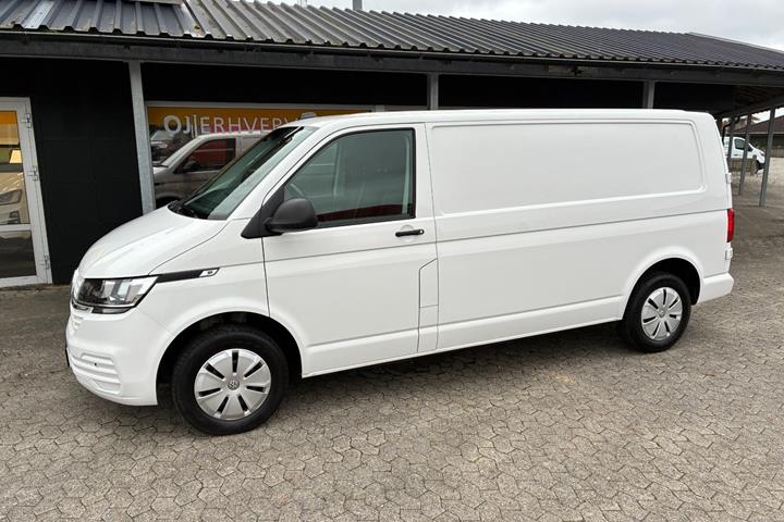 Hvid VW Transporter fra 2023