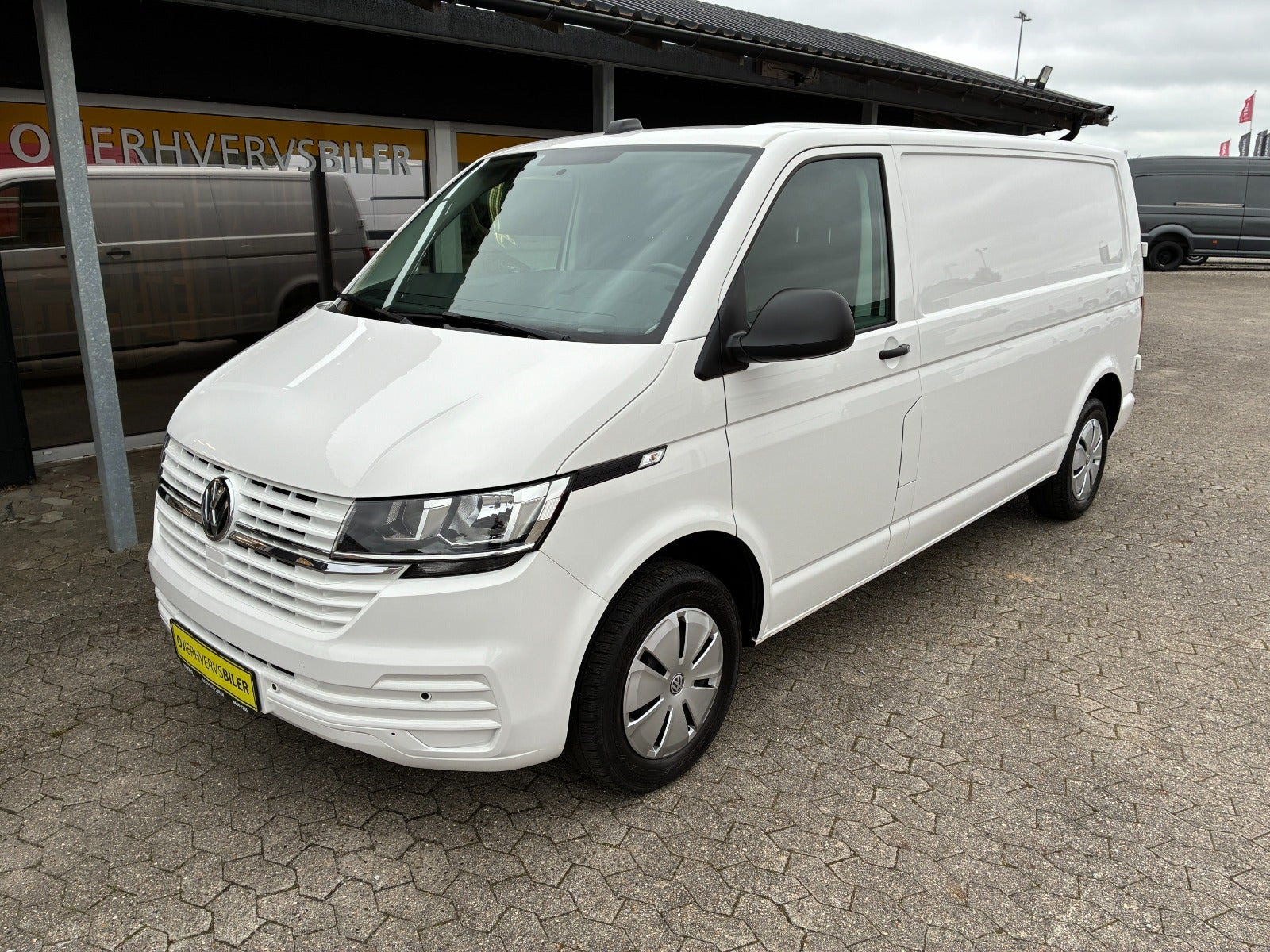 Hvid VW Transporter fra 2023
