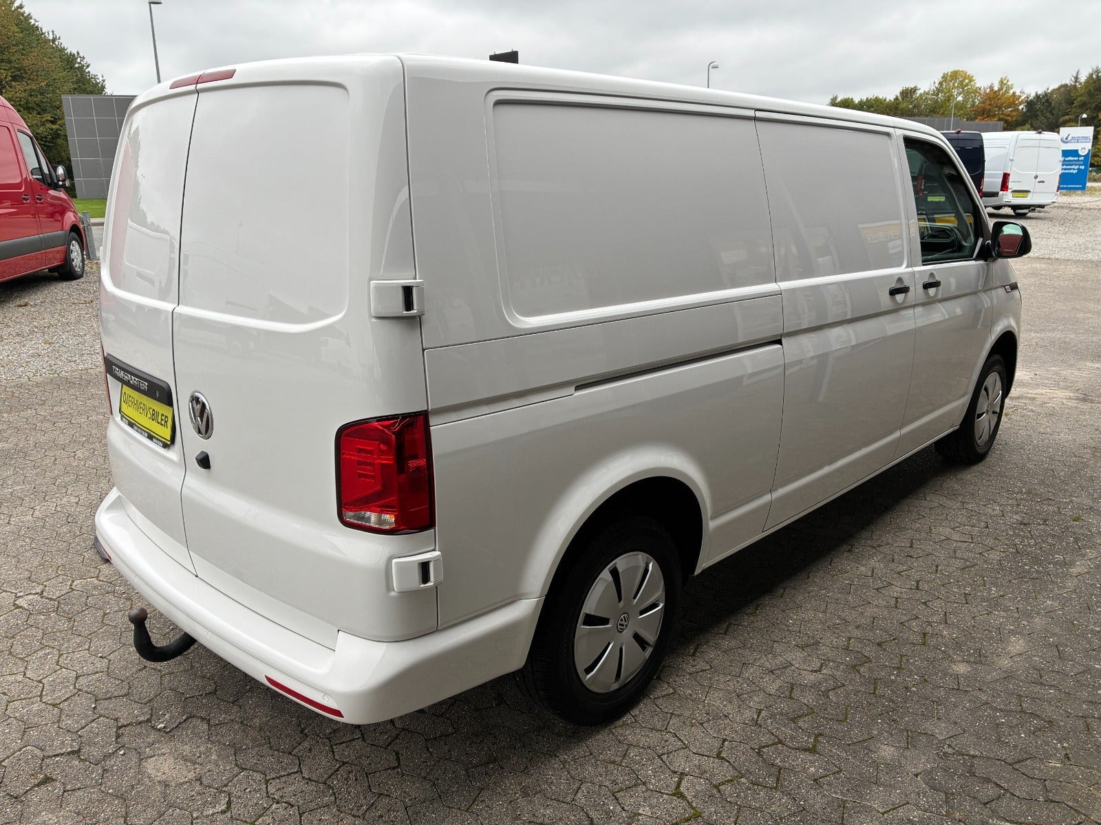 Hvid VW Transporter fra 2023